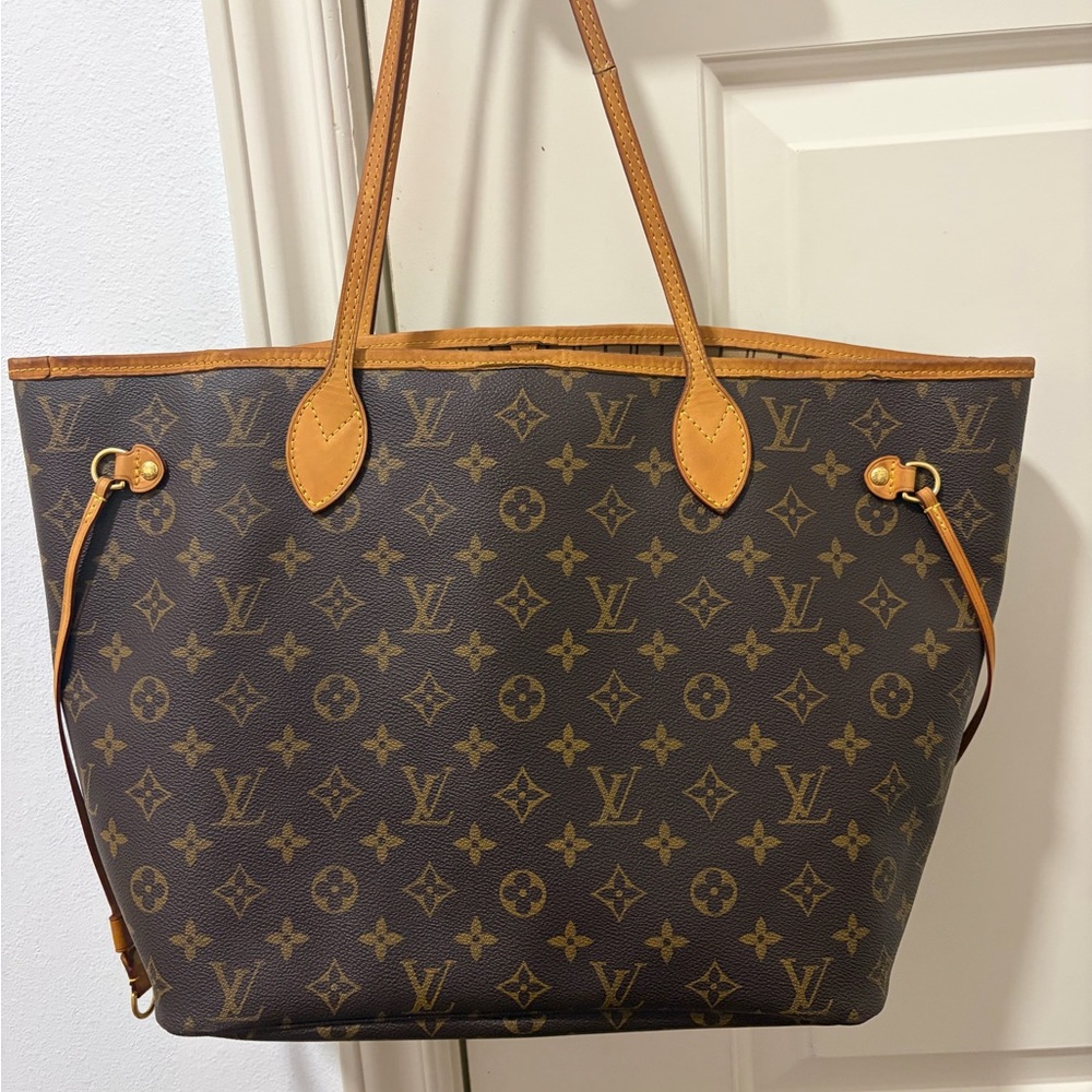Authentic Louis Vuitton Neverfull Tote w small flaw